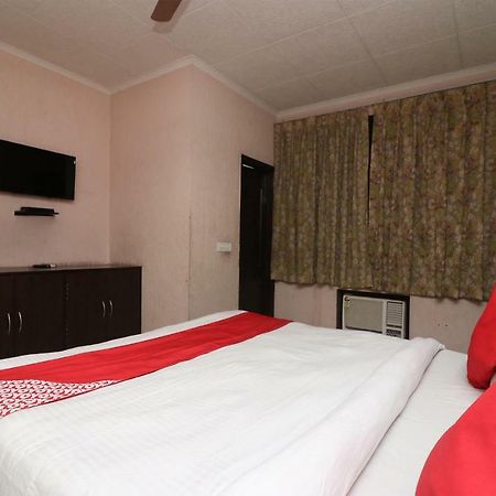 Oyo 24672 Bharat Guest House Delhi  Luaran gambar