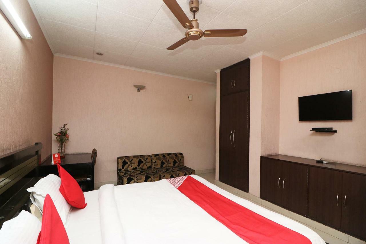 Oyo 24672 Bharat Guest House Delhi  Luaran gambar