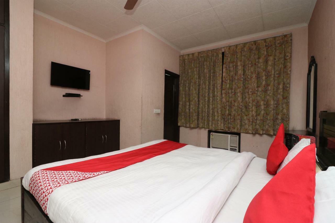 Oyo 24672 Bharat Guest House Delhi  Luaran gambar