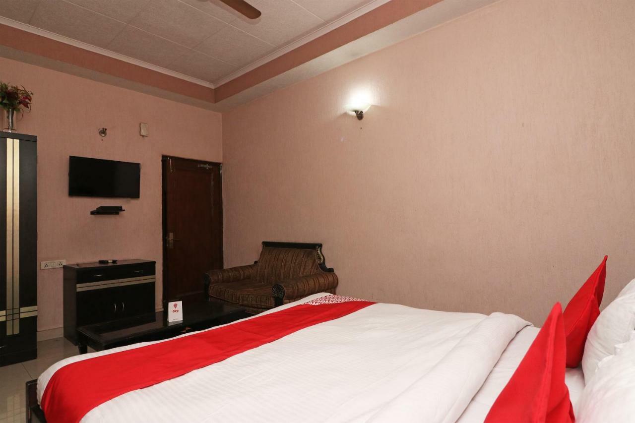 Oyo 24672 Bharat Guest House Delhi  Luaran gambar