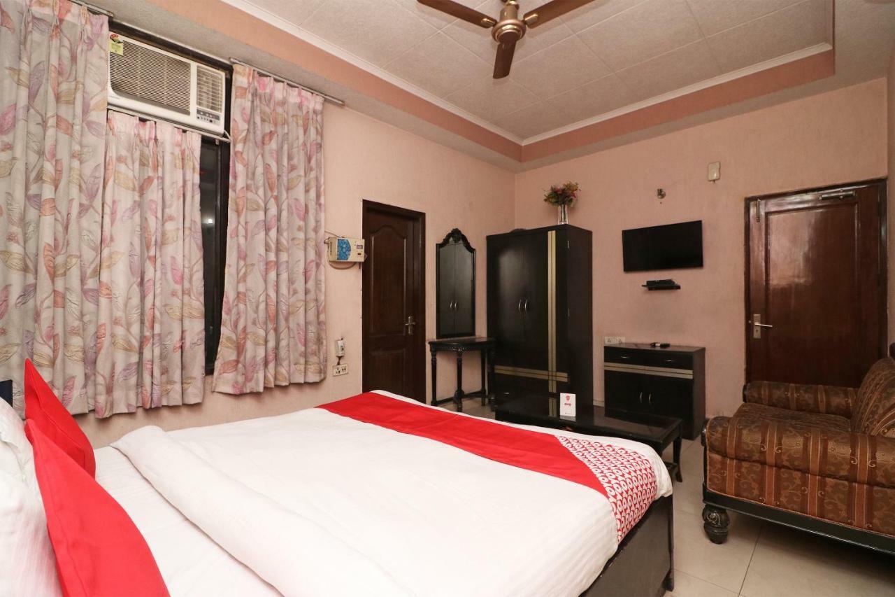 Oyo 24672 Bharat Guest House Delhi  Luaran gambar
